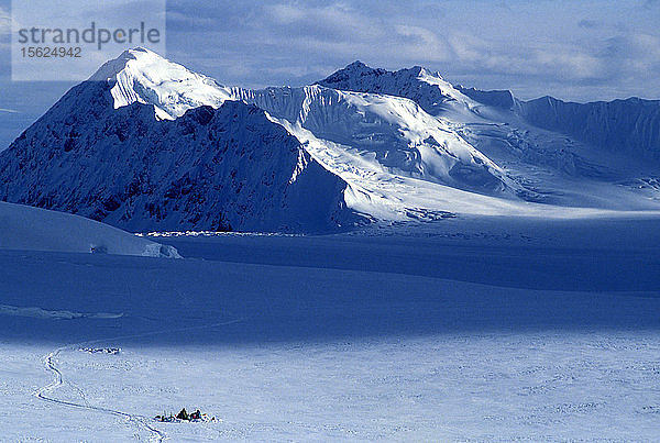USA  Alaska  Denali-Nationalpark  Zelt einer Bergsteigerexpedition in 10.000 m Höhe auf der West Buttress-Route des Mount McKinley