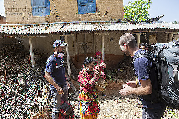 Rinder sind nicht nur Milchlieferanten für die Menschen in Lele  sondern werden als Familienmitglieder betrachtet und gleichermaßen geliebt. Die Dorfbewohner danken dem Team von World Vets International Aid for Animals für die Hilfe bei der Rettung und Behandlung von Tieren im Dorf Lele  16 km von Patan entfernt. Nepal. Sie arbeiten freiwillig mit World Vets zusammen  um Tiere zu schützen  bei der Katastrophenhilfe zu helfen  die Ausbreitung von Krankheiten zu verhindern und die örtliche Bevölkerung aufzuklären.