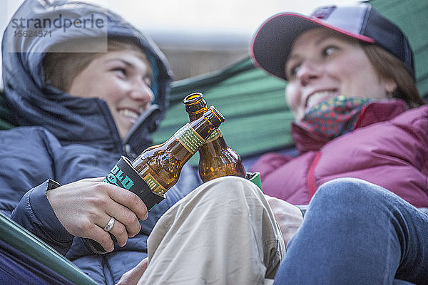 Zwei Mädchen mit Bier in einer Hängematte in Montana.