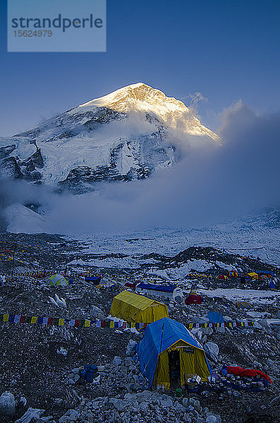 Majestätische Landschaft mit der Westschulter des Mount Everest  die sich über dem Mount Everest Base Camp erhebt  Solukhumbu Distrikt  Nepal