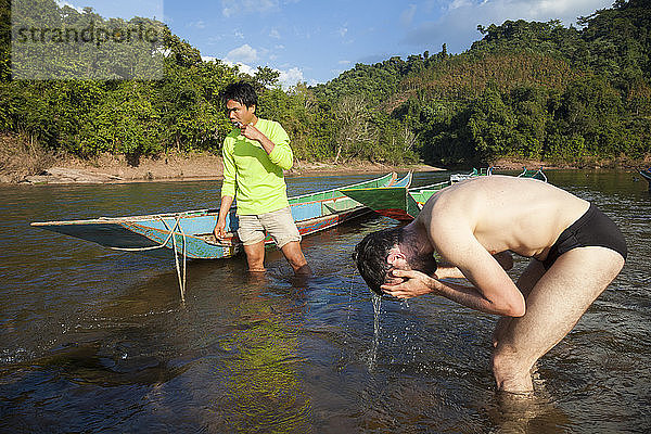 Mung (links) und Robert Hahn putzen sich die Zähne und baden im Fluss Nam Ou außerhalb von Muang Hat Hin  Laos.