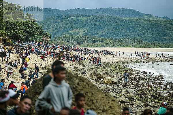 Menschen versammeln sich am Strand vor dem Pasola-Fest  Insel Sumba  Indonesien