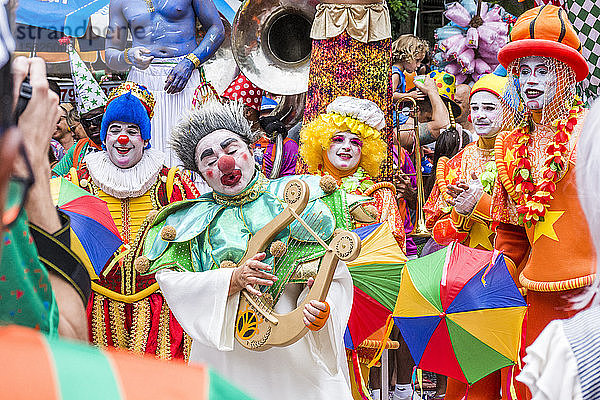 Karnevalsstraßenumzug des typischen Bloco Gigantes da Lira im Stadtteil Laranjeiras  Rio de Janeiro  Brasilien