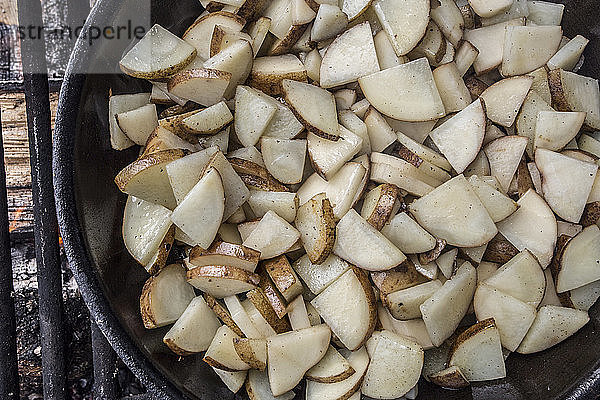 Beim Angeln am Agulopak River in Südwestalaska werden Kartoffeln als Teil eines Mittagessens am Ufer gekocht.