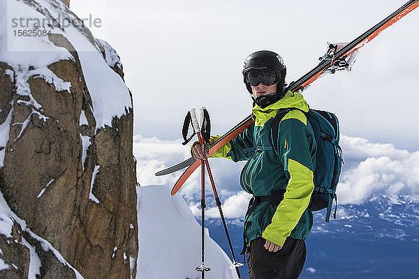 Professioneller Skifahrer wandert ins Hinterland um den Cerro Catedral in Argentinien