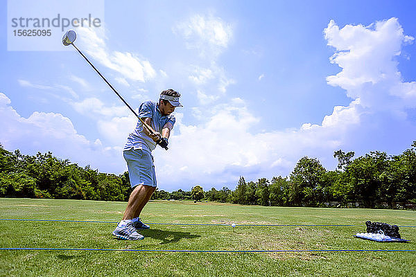 Junger Mann spielt Golf  Bali  Indonesien