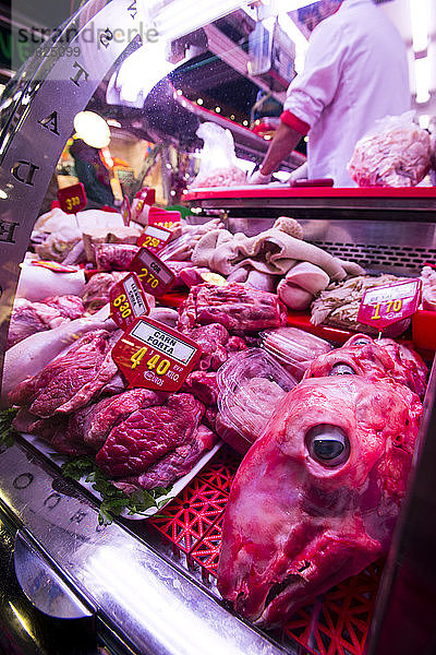 Ein Tierkopf liegt zusammen mit anderen exotischen Fleischsorten in einem Delikatessengeschäft in Barcelona  Spanien.