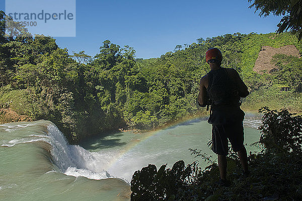 Ein Kajakfahrer erkundet einige Wasserfälle bei Cascadas de Agua Azul  Chiapas  Mexiko.