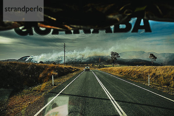 Blick aus dem Feuerwehrauto auf ein Buschfeuer  Esk  Queensland  Australien