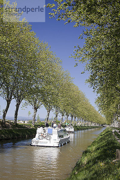 Lastkähne auf dem Canal du Midi im Frühling