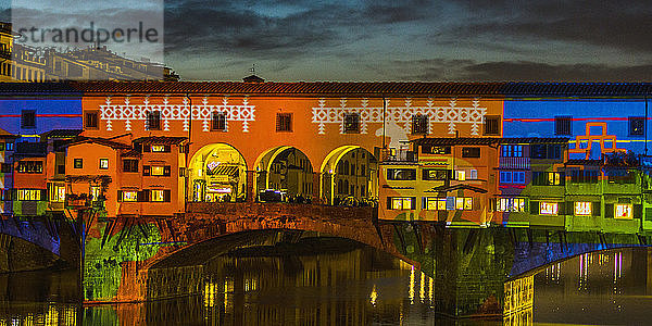 Die Ponte Vecchio ist eine mittelalterliche Steinbrücke mit geschlossenem Segmentbogen über den Fluss Arno in Florenz  Italien  die sich dadurch auszeichnet  dass entlang der Brücke noch immer Geschäfte gebaut wurden  wie es früher üblich war. Ursprünglich waren die Läden von Metzgern belegt  heute sind sie von Juwelieren  Kunsthändlern und Souvenirverkäufern belegt.
