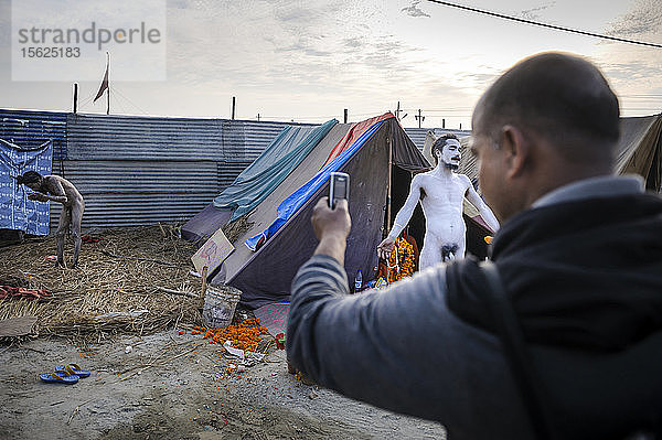 Kumbh Mela ist eine hinduistische Massenwallfahrt des Glaubens  bei der sich Hindus versammeln  um in einem heiligen Fluss zu baden. Sie gilt als die größte friedliche Versammlung der Welt  zu der während der Maha Kumbh Mela im Jahr 2013 in Allahabad rund 100 Millionen Menschen erwartet wurden.