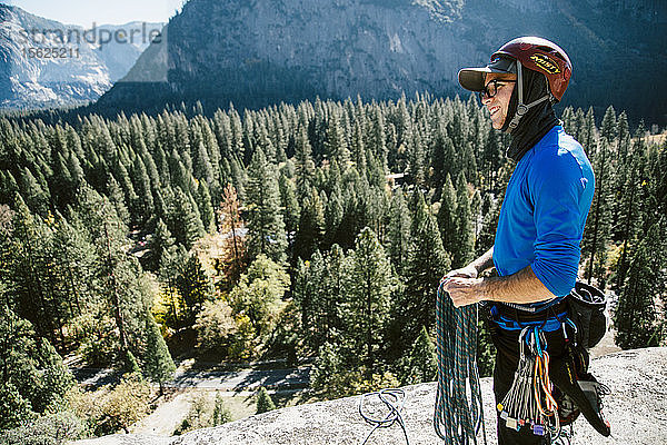 Ein Kletterer am Gipfel der 3. Seillänge der Swan Slab Gully (5.6) in Yosemite.