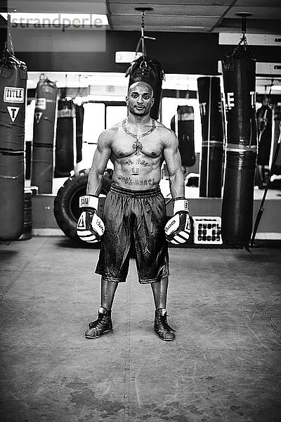 Porträt eines männlichen Boxers  der selbstbewusst im Fitnessstudio steht  Taunton  Massachusetts  USA