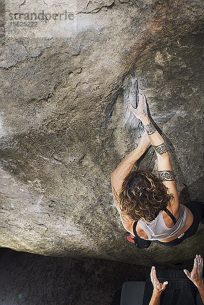 Tätowiertes Mädchen beim Klettern in Fointanebleau. Graviton.7a.@Rocher aux Sabots