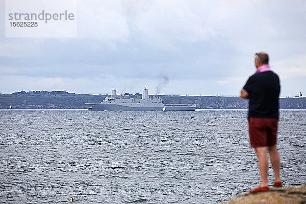 Die Queen Mary 2 passiert die Insel Groix auf ihrem Weg nach Saint Nazaire zum Start der Transat The Bridge 2017  einem historischen Transatlantikrennen zwischen ihr und einer Flotte riesiger Trimarane.