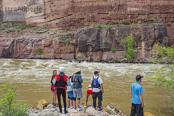 Gruppe von Menschen  die am Green River stehen  Dinosaur National Monument  Utah