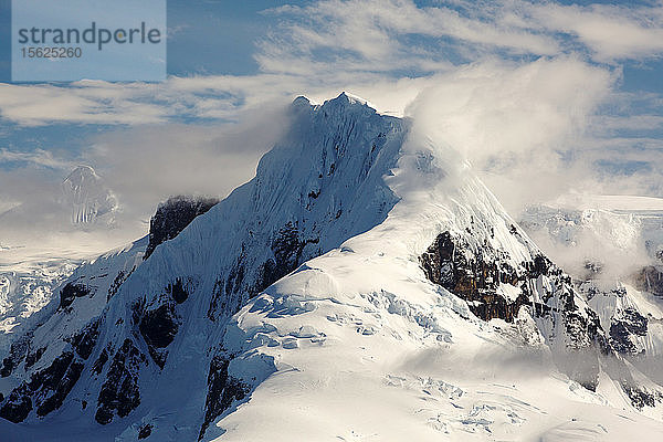 Berge auf der Antarktischen Halbinsel von der Gerlache-Straße aus  die den Palmer-Archipel von der Antarktischen Halbinsel vor Anvers Island trennt. Die Antarktische Halbinsel ist eines der sich am schnellsten erwärmenden Gebiete der Erde.