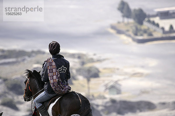 Reiter auf dem Gipfel des Kraters Gunung Bromo bei der Erkundung des Nationalparks Bromo Tengger Semeru