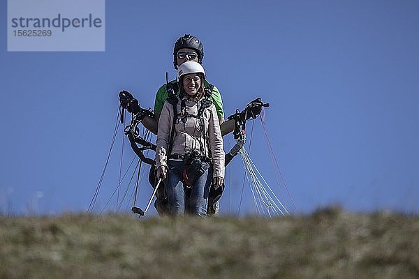 Der I Frate ist ein freundschaftliches Treffen zwischen Gleitschirmfliegern auf den Höhen des Mont Sal?ï¿½ve mit Blick auf den Genfer See und Genf  Schweiz. Ein Ort  der mit Dutzenden von Gleitschirmen bekannt ist  die täglich zu einem majestätischen Flug über die Schweiz fliegen.