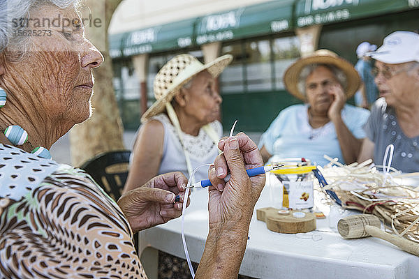 Herstellung von Perlenschmuck im Gemeindezentrum für alte Menschen in Porto Salvo  Oeiras Lissabon  Portugal