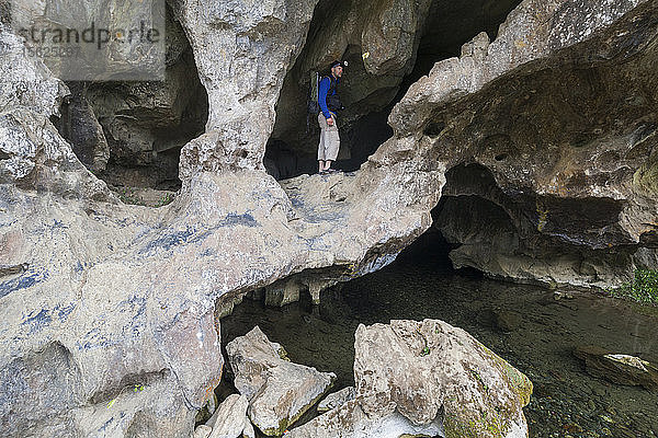 Robert Hahn erforscht eine natürliche Kalksteinhöhle außerhalb von Muang Ngoi  Laos.