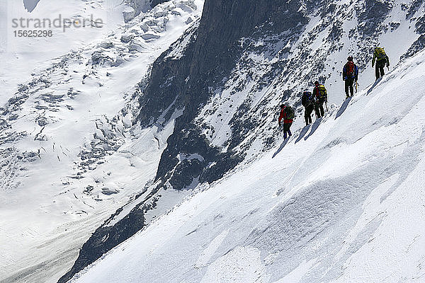Bergsteiger und Kletterer  Aiguille du Midi  Mont-Blanc-Massiv  Chamonix  Französische Alpen  Hochsavoyen  Frankreich  Europa