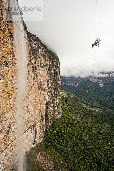 Ein Mann beim Klettern in der Nähe des Wasserfalls  Staat Bolivar  Venezuela
