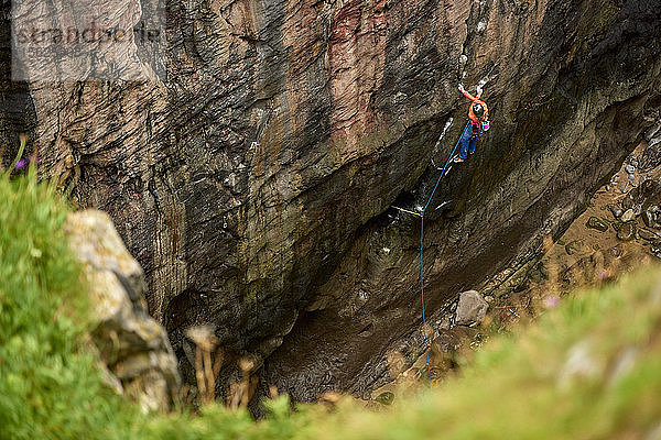 Die Profikletterer Jacopo Larcher  Barbara Zangerl  Roland Hemetzberger und Lara Neumeier auf einer Klettertour in Wales  Großbritannien.