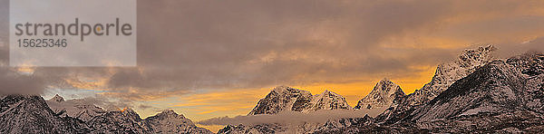 Majestätische Naturlandschaft mit schneebedeckten Berggipfeln des Khumbu-Tals und dem Khumbu-Gletscher vom Mount Everest Base Camp aus gesehen  Distrikt Solukhumbu  Nepal