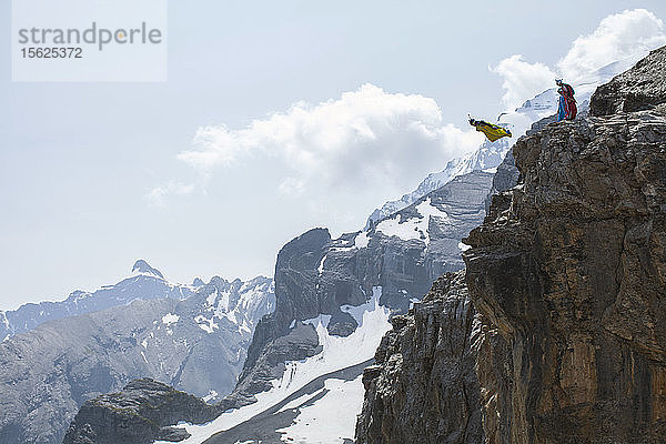 Basejumper Neil Amonson beim Absprung von einer Klippe in den Schweizer Alpen.