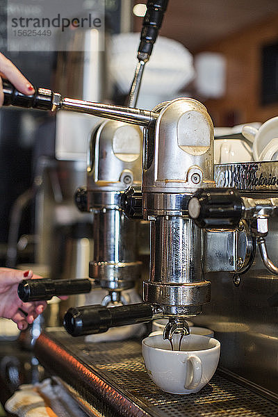 Hände einer Frau bei der Bedienung einer Kaffeemaschine  Seattle  Washington  USA