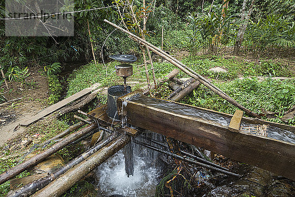 Wasser aus einem Nebenfluss des Nam Ou wird zu einer Kleinstwasserturbine in Ban Huay Phouk  Laos  umgeleitet. Diese Turbinen werden von den Dörfern entlang des Flusses zur Stromerzeugung genutzt. Die Turbinen am Hauptstamm können jedoch nur in der Trockenzeit eingesetzt werden  wenn der Wasserstand niedrig genug ist  um sie im Flussbett zu befestigen. Ban Huay Phouk nutzt ein ausgeklügeltes Netz von Umleitungskanälen an einem Nebenfluss  um konstanter und ganzjährig Strom zu erzeugen.