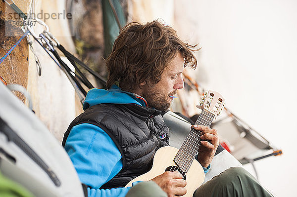 Nicolas Favresse beim Gitarrenspiel auf der Portaledge in Venezuela