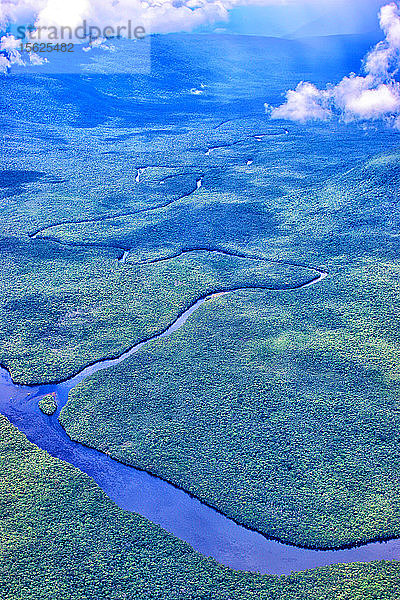 Der sich schlängelnde Carrao-Fluss aus der Luft gesehen  im Canaima-Nationalpark  Venezuela