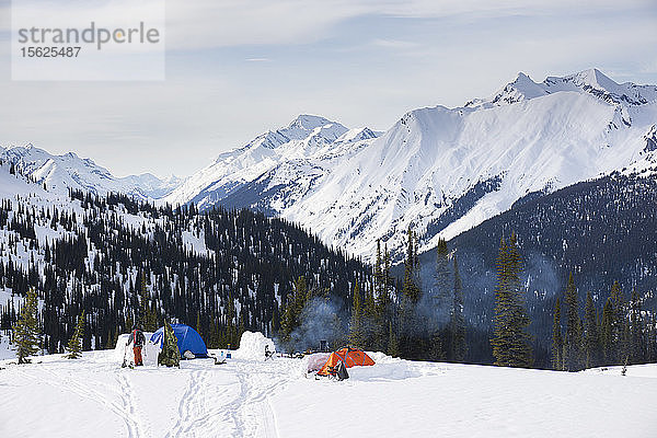 Blick auf das Snowboard-Expeditions-Basislager in Kanada