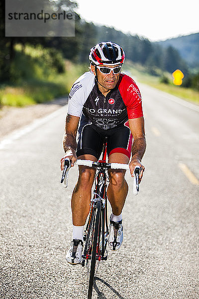 Walter Durrer  Radsportler des Team Rio  fährt mit seinem Fahrrad die Rist-Schlucht hinauf.