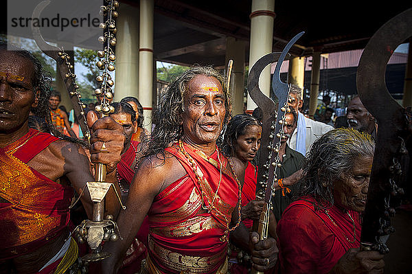 Kodungalloor Bharani ist ein Tempelfest  eine Versammlung von Orakeln (Vellichapads). In Rot gekleidet  mit offenem Haar und mit Schwertern bewaffnet  sorgen die Komarams  Männer wie Frauen  für eine elektrisierende Atmosphäre: Die Orakel laufen wie verrückt um den Tempel. Sie werfen Gegenstände in den Tempel  vor allem Stöcke  die für das Kavutheendal stehen. Die Orakel singen auch zahlreiche Lieder  die mit der Legende der Göttin und mit der Landwirtschaft  der Kultur und Mutter Erde verbunden sind. Ein weiterer Höhepunkt ist das Beschimpfen der Gottheit ï¿½ï¿½ï¿½ lokal bekannt als Kodungalloor Bharani Pattu. Der Text des Liedes enthält meist sexuell eindeutige Worte  von denen die meisten beleidigend sind.