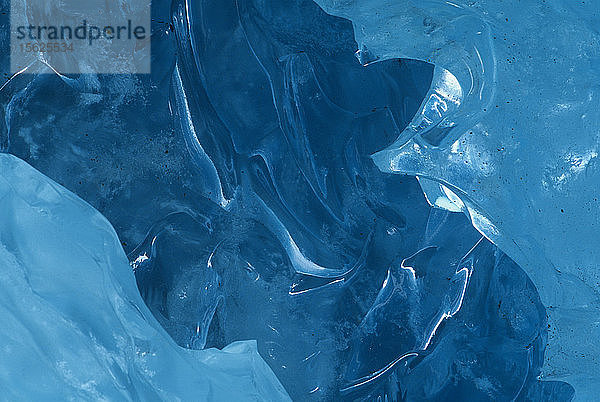USA  Alaska  Kenai Fjords National Park  Schmelzwasser ritzt blaues Eis entlang der Basis des Exit Glacier