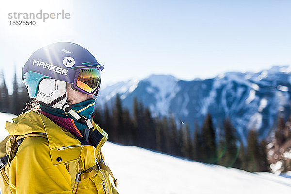 Ein Skifahrer macht während einer Skitour in der Nähe von Aspen  Colorado  eine Pause  um den Berg zu begutachten.