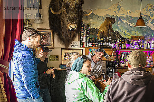 Lachende Gruppe von Menschen in einem Gasthaus  Talkeetna  Alaska  USA