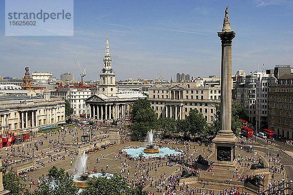 Luftaufnahme des Trafalgar Square mit Nelsons Säule und Springbrunnen  London  England  UK