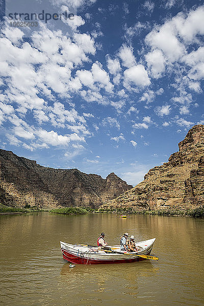 Blick auf drei abenteuerlustige Menschen im Ruderboot auf dem Abschnitt Desolation/Grayï¿½Canyon  Green River  Utah  USA