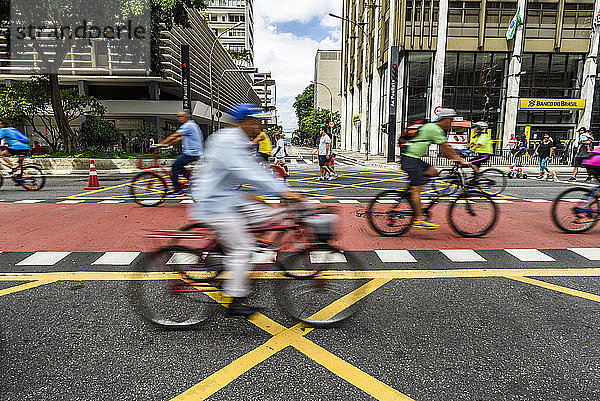 Radfahrer auf der Avenida Paulista am Sonntag  S?ï¾£o Paulo  SP