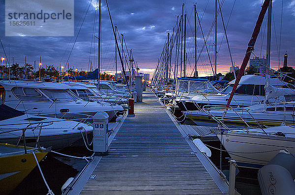 Bewölkter Sonnenuntergang in einem Jachthafen in Lorient. Lorient; bretonisch: An Oriant  ist eine Gemeinde und ein Seehafen im Departement Morbihan in der Bretagne im Nordwesten Frankreichs.