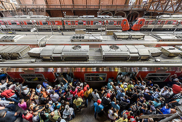 Menschenmenge beim Einsteigen in den Zug im Hauptbahnhof von Esta?ï¿½?ï¿½o da Luz  S?ï¿½o Paulo  Brasilien
