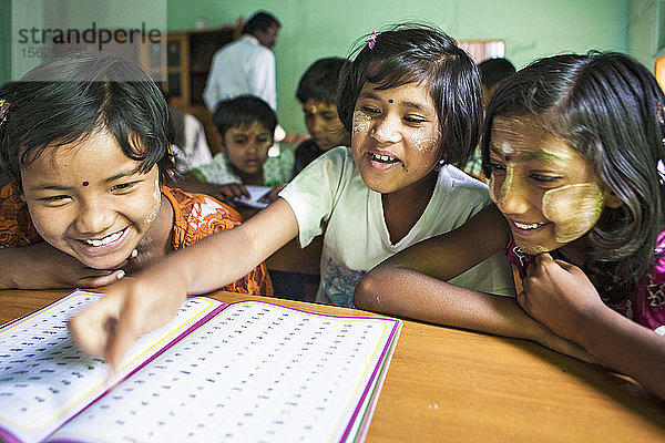 Hindi-Unterricht an der Neelkantha Temple School. Pyin Oo Lwin. Myanmar.
