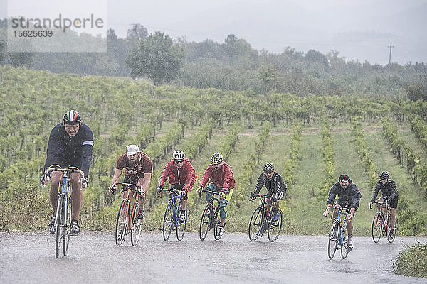 Die Eroica ist eine Radsportveranstaltung  die seit 1997 in der Provinz Siena stattfindet und deren Strecken meist auf unbefestigten Straßen mit alten Fahrrädern zurückgelegt werden. Normalerweise findet sie am ersten Sonntag im Oktober statt. Dies ist ein Foto von Radfahrern  die im Regen unterwegs sind.