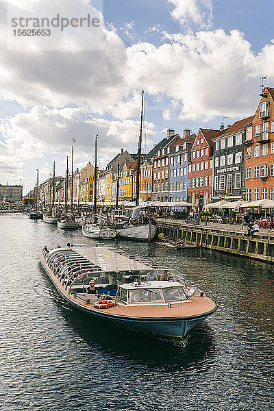 Fahrgastschiff im Nyhavn oder neuen Hafen in Kopenhagen  Kopenhagen  Dänemark