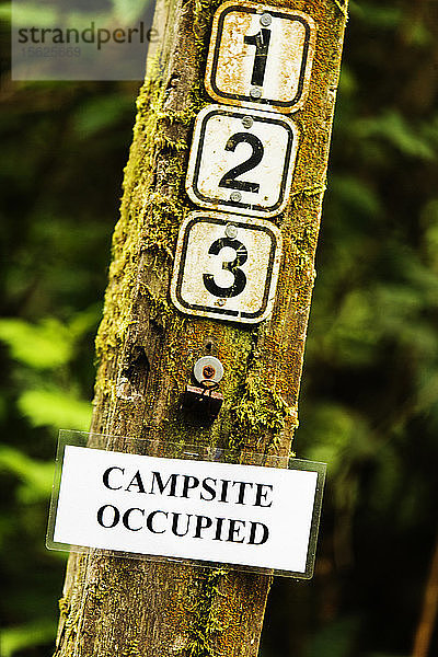 Schild mit der Nummer eines Campingplatzes und der Angabe  dass er belegt ist. Kalifornien  USA.